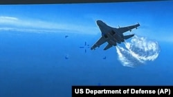 На видеото се гледа како руски Сухој Су-27 испушта гориво додека се приближува до американското беспилотно летало MQ-9, и минува до него.
