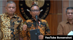 FILE - Menko Polhukam Mahfud MD saat menggelar konferensi pers bersama pejabat Kementerian Keuangan di Jakarta, 10 Maret 2023.