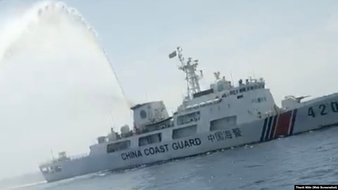 Tàu mang cờ hiệu Trung Quốc phun vòi rồng vào tàu cá của ngư dân Quảng Ngãi. Ảnh do ngư dân cung cấp cho báo Thanh Niên.