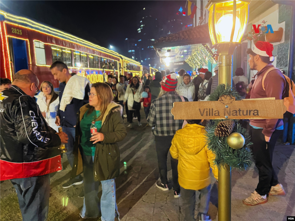 Turistas esperan en la estación del tren de Navidad en Bogotá. Navidad, Colombia 2023.