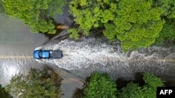 Vue aérienne d'un véhicule dans une rue inondée de New Port Richey, en Floride, le 30 août 2023.