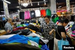 北京的顾客在一家批发市场里购买服装。（2023年9月8日）