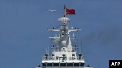 美國海軍P-8「波塞冬」海上巡邏機在有爭議的南中國海域攔截菲律賓供給船的中國海警船上空盤旋飛行。(2023年8月22日)