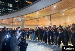 CEO Apple Tim Cook mengunjungi pembukaan ferai Apple baru di Shanghai, China, 21 Maret 2024. (Foto: REUTERS/Brenda Goh)