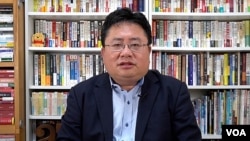 资料照片：矢板明夫参加美国之音的评论节目。