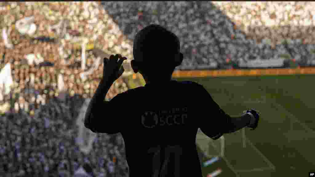 Arthur Alves, de 5 años, tiene trastorno del espectro autista y asiste a un partido de la liga brasileña entre Corinthians y Cruzeiro en un recinto especial aislado donde el ruido causa menos impacto, en el estadio Neo Química en Sao Paulo, Brasil, el domingo 16 de abril de 2023.&nbsp; AP Foto/Andre Penner.