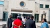 Una fila de personas espera afuera del tribunal federal en Birmingham, Alabama, el 14 de agosto de 2023, para ver una audiencia de redistribución de distritos.