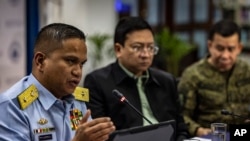 菲律賓海岸警衛隊西菲律賓海發言人塔里埃拉準將（左）就中國海警最近在南中國海對菲律賓船隻採取的行動舉行的新聞發布會上發言。（2023年8月7日）