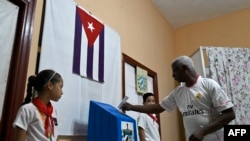 Seorang pria menggunakan hak pilihnya dalam pemilu anggota legislatif di Kuba, di sebuah tempat pemungutan suara di Havana, pada 26 Maret 2023. (Foto: AFP/Adalberto Roque)