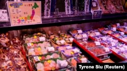 Produk makanan laut yang diimpor dari Jepang dijual di sebuah supermarket di Hong Kong, China, 12 Juli 2023. (Foto: Tyronne Siiu/Reuters)