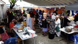 Suasana bazar Ramadan di Masjid Indonesia At Thohir di Los Angeles, California (dok: VOA)