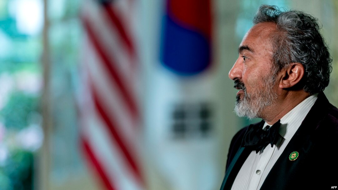 Perwakilan AS Ami Bera di Gedung Putih di Washington, DC, 26 April 2023. Ami Bera dan Mario Diaz-Balart, ketua bersama Kaukus Kongres Taiwan di DPR AS, tiba di Taipei pada Rabu. (Foto: AFP)