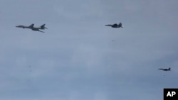 5일 미 공군의 B-1B ‘랜서(Lancer)’ 초음속 전략폭격기가 F-15K 전투기와 함께 한반도 상공에서 정밀유도식 합동직격탄(JDAM) 투하훈련을 실시했다. (화면출처: 한국 국방부)