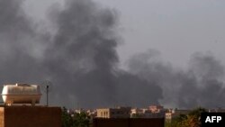 De la fumée s'élève au loin à Khartoum le 22 mai 2023, alors que les combats entre deux généraux rivaux persistent.