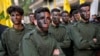  حزب اللہ کے جنگجو اپنے دو ساتھیوں کے جنازے میں شرکت کر رہے ہیں جو اسرائیلی گولہ باری سے مارے گئے تھے: 10 اکتوبر، 2023۔ (اے پی فوٹ)