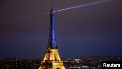 Эйфелева башня осветилась цветами украинского флага накануне первой годовщины российского вторжения, Париж, 23 февраля 2023 года.