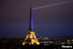 FILE: Menara Eiffel menyala dalam warna biru-kuning nasional Ukraina, untuk menandai peringatan setahun invasi Rusia ke Ukraina, di Paris, Prancis, 23 Februari 2023. (REUTERS/Sarah Meyssonnier)