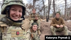 Катерина Приймак потрапила на війну в 21 рік. Восени 2014-го вона як парамедикиня приєдналася до добровольчого українського корпусу Правого сектору. Пройшла через найзапекліші бої біля Донецького аеропорту