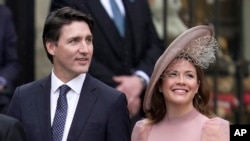 นายกรัฐมนตรีแคนาดา จัสติน ทรูโด และโซฟี ภริยา ระหว่างร่วมพระราชพิธีบรมราชาภิเษกสมเด็จพระเจ้าชาลส์ที่ 3 ณ กรุงลอนดอน 6 พฤษภาคม 2023