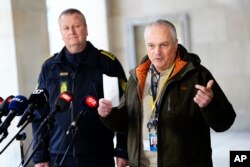 Kepala inspektur polisi dan kepala operasional PET Flemming Drejer (kanan) dan inspektur polisi senior dan kepala layanan darurat di Polisi Kopenhagen Peter Dahl dalam konferensi pers di kantor polisi Kopenhagen, Denmark, 14 Desember. 2023. (Martin Sylvest/Ritzau Scanpix via AP)