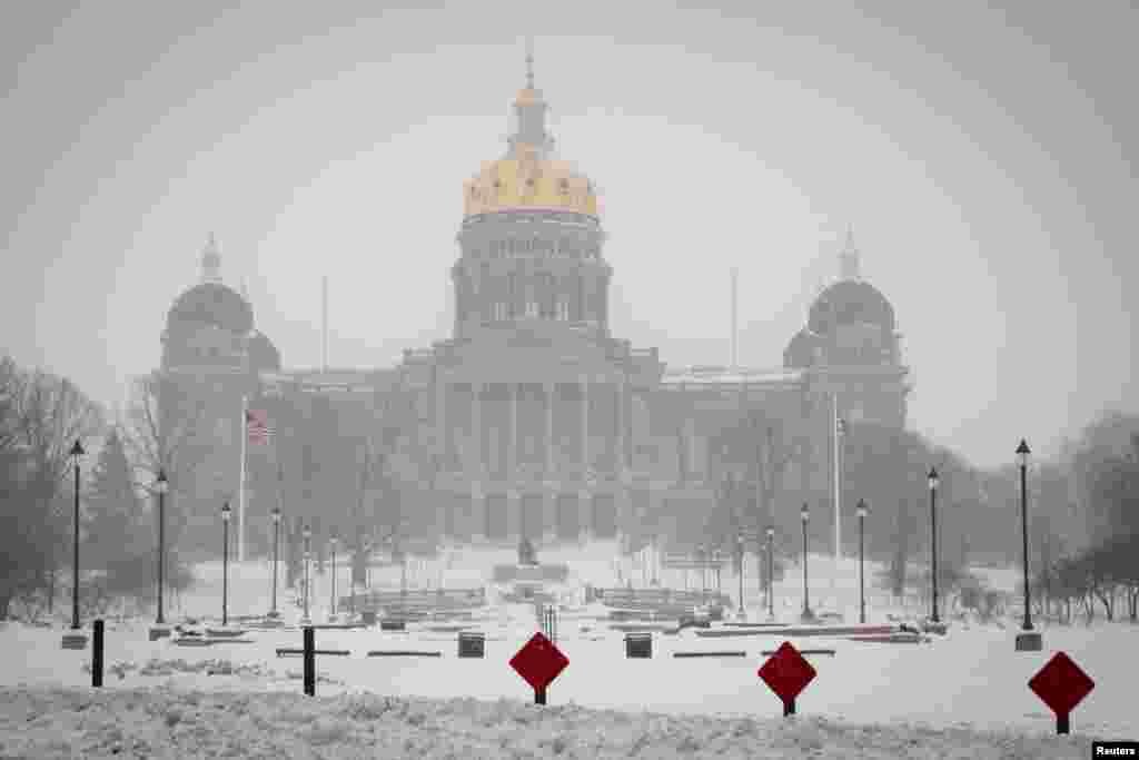 Varios centímetros de nieve se acumularon frente al Capitolio de Iowa, luego de una tormenta de nieve. En este estado, este lunes 15 de enero tiene lugar el tradicional caucus, que da inicio al año electoral en Estados Unidos.