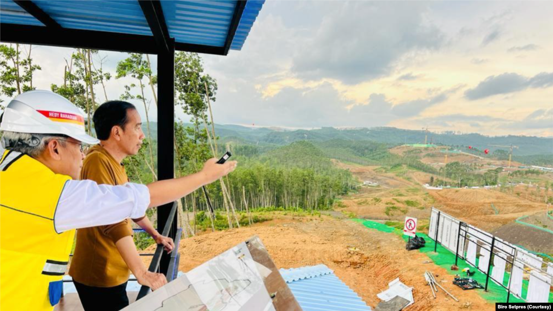 Presiden Jokowi saat meninjau proyek pembangunan IKN Nusantara di lapangan yang baru terbangun 14 persen. (Foto: Courtesy/Biro Setpres)