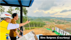 Presiden Jokowi saat meninjau proyek pembangunan IKN Nusantara di lapangan yang baru terbangun 14 persen. (Foto: Courtesy/Biro Setpres)