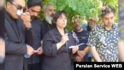 زینب زمان، فعال حقوق زنان در مراسم تشییع جنازه پدرش حسین زمان. (آرشیو)