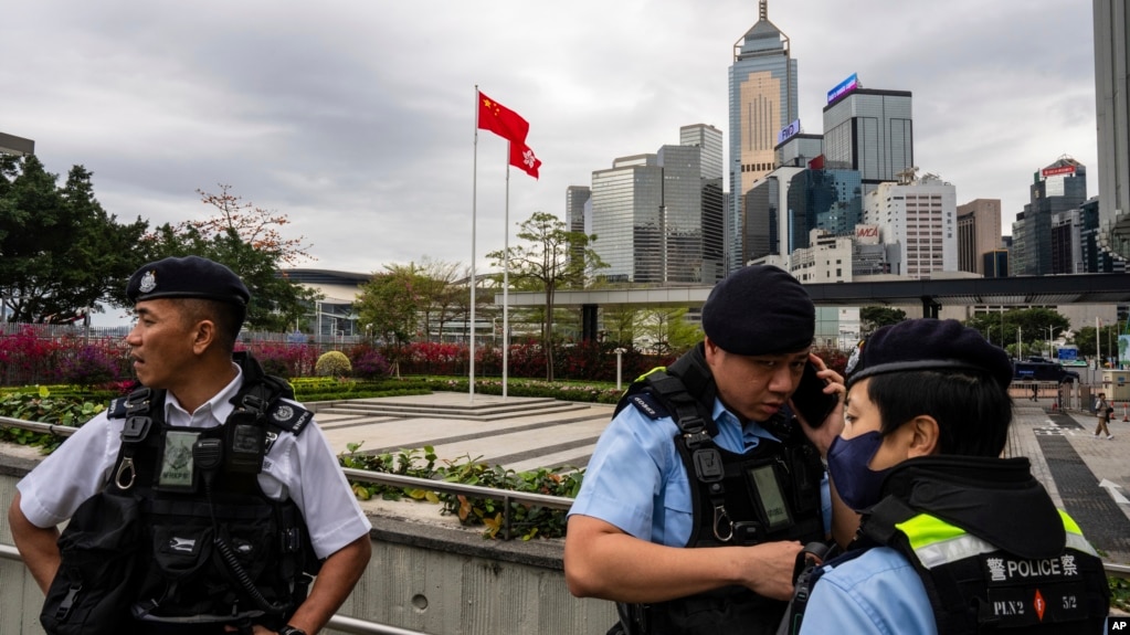 香港立法会通过根据《基本法》第23条订立的新的国家安全法案期间,香港警察在立法会外站岗。(2024年3月19日)(2024年3月19日)