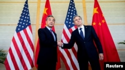 အမေရိကန်နိုင်ငံခြားရေးဝန်ကြီး Antony Blinken (ယာ)နဲ့ တရုတ်နိုင်ငံခြားရေးဝန်ကြီး Wang Yi (ဝဲ)တို့ အင်ဒိုနီးရှားနိုင်ငံ ဘာလီကျွန်းမှာ တွေ့ဆုံနေစဉ် (ဇူလိုင် ၉ ၊ ၂၀၂၂)