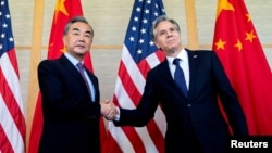 美国国务卿布林肯与中国最高外交官员王毅在慕尼黑安全会议场边会面