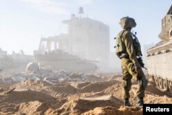 Seorang tentara Israel di Jalur Gaza di tengah konflik yang sedang berlangsung antara Israel dan kelompok Islam Palestina Hamas, 30 Desember 2023. (Foto: via Reuters)