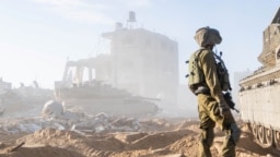 İsrail ordusu Gazze Şeridi’nden bir grup askerin çekileceğini açıkladı. Bu adım, İsrail’in harekatında farklı bir aşamanın başlangıcı olarak yorumlandı. İsrail ordusu tarafından paylaşılan bu fotoğrafta Gazze Şeridi'nde bir İsrail askeri görülüyor, 30 Aralık 2023. 