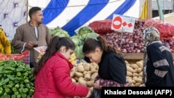 Des clientes font des achats au marché de la ville d'el-Arish, dans le nord de la péninsule du Sinaï, en Égypte, le 20 mars 2022.
