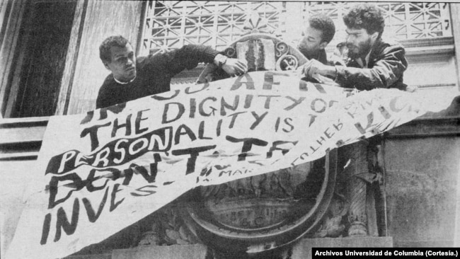 ARCHIVO - Estudiantes de la Universidad de Columbia, en Nueva York, protestan contra el apartheid en Sudáfrica y piden la desinversión de proyectos con el gobierno del país africano, en abril de 1985.