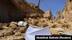 Sebuah buku catatan tergeletak di tengah reruntuhan pasca gempa dahsyat di Amizmiz, Maroko, 9 September 2023. (Foto: REUTERS/Abdelhak Balhaki)