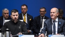 乌克兰总统泽连斯基(Volodymyr Zelenskyy)和德国总理奥拉夫·肖尔茨(Olaf Scholz)于2024年6月11日在柏林举行的乌克兰复兴会议上。