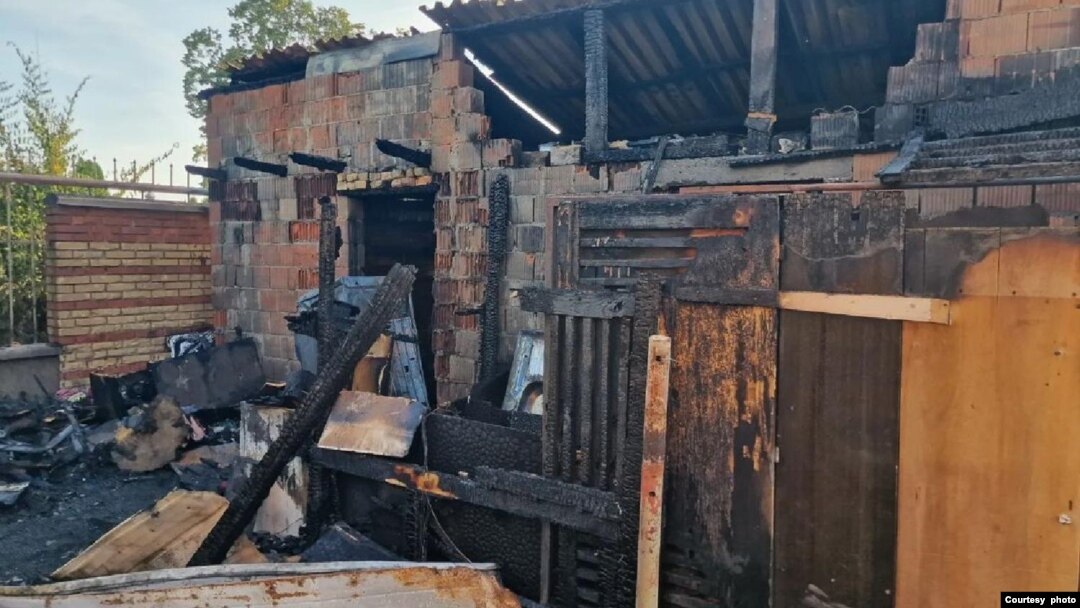 Kuća oštećena u požaru u kom je poginulo četvoro dece i dvoje njihovih roditelja, u Novom Sadu, 23. avgusta 2024. (Foto: FoNet)