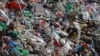 Sampah yang dikumpulkan dari Gunung Everest ditumpuk sebelum dipilah untuk didaur ulang di fasilitas yang dioperasikan oleh Agni Ventures, sebuah lembaga yang mengelola sampah yang dapat didaur ulang, di Kathmandu, Nepal, 24 Juni 2024. (Foto: Sanjog Manandhar/AP Photo)