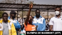 La guérisseuse Amsétou Nikiéma, surnommée Adja, fait une prière de bénédiction à des milliers de personnes venues spécialement pour la voir, dans le village de Toeghin Peulh, près de Ouagadougou, le 26 février 2023.