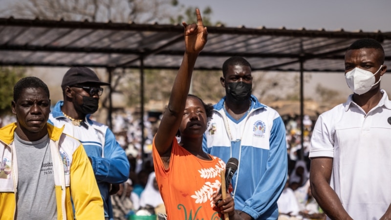 Au Burkina Faso, une guérisseuse de 20 ans attire les foules