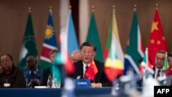 Rais wa China Xi Jinping (katikati) akiwa katika mkutano wa BRICS mwaka 2023 huko Johannesburg Agosti 24, 2023. Picha na ALET PRETORIUS / POOL / AFP