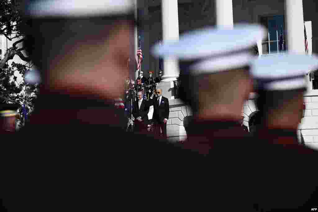 U.S. President Joe Biden, right, welcomes Australia&#39;s Prime Minister Anthony Albanese during an official arrival ceremony at the South Lawn of the White House in Washington. (Photo by Brendan SMIALOWSKI / AFP)