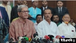 ঠাকুরগাঁও শহরের কমিউনিটি হলে সাংবাদিকদের সঙ্গে মতবিনিময়ে বিএনপি মহাসচিব মির্জা ফখরুল ইসলাম আলমগীর। 