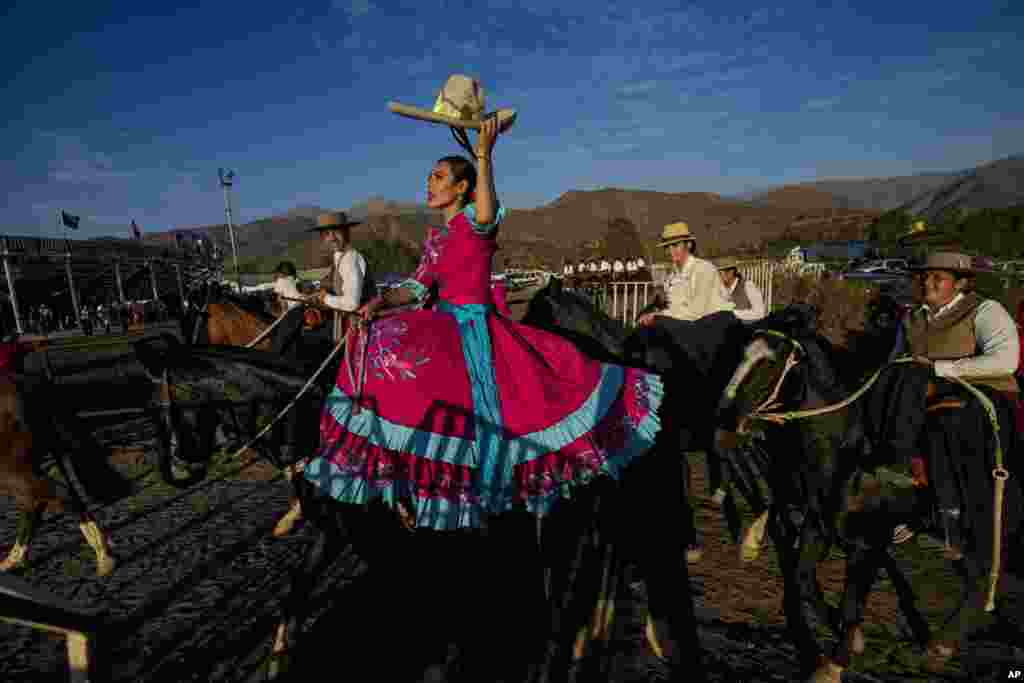 Мексиканска јавачка ја крева својата капа за време на првиот собир на коњичкиот тим Колина, во Колина, Сантијаго, Чиле, март. 18, 2023 година.