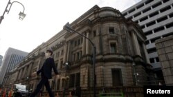 FILE: Seorang pria berjalan di depan kantor pusat Bank of Japan di Tokyo, Jepang, 18 Januari 2023. (REUTERS/Issei Kato)