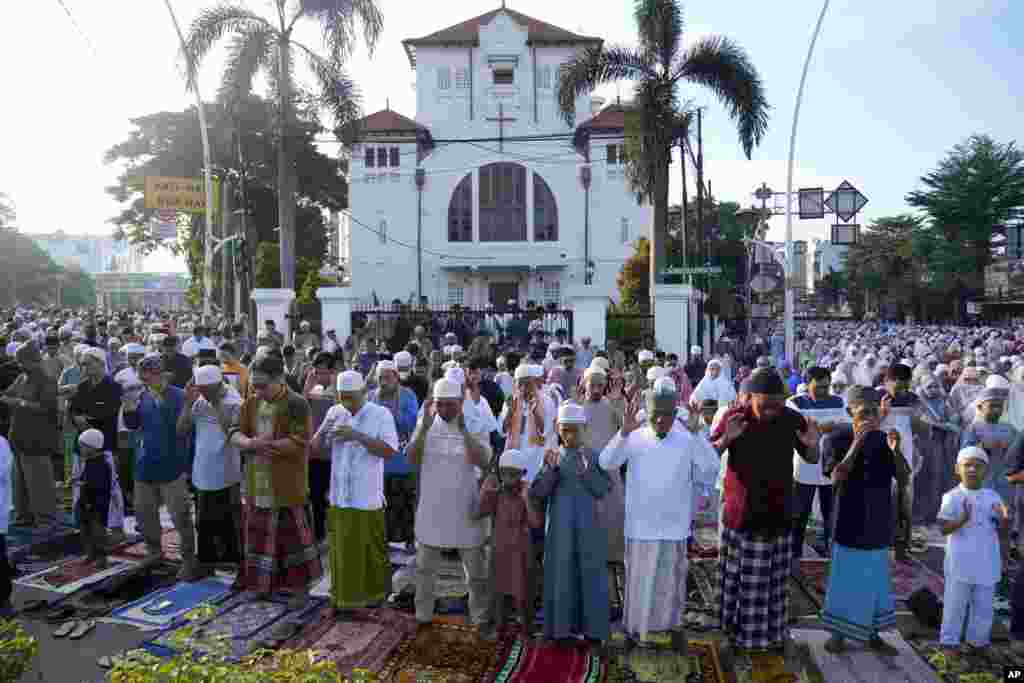 အင်ဒိုနီးရှားနိုင်ငံ ဂျာကာတာမြို့တော်မှာရှိတဲ့ ခရိယာန်ဘုရားကျောင်း ပတ်ပတ်လည်လမ်းတွေပေါ်မှာ အစ်နေ့ဝတ်ပြုသူတွေကို တွေ့ရတာပါ။ (ဧပြီ ၁၀၊ ၂၀၂၄) အေပီဓာတ်ပုံ/ Dita Alangkara