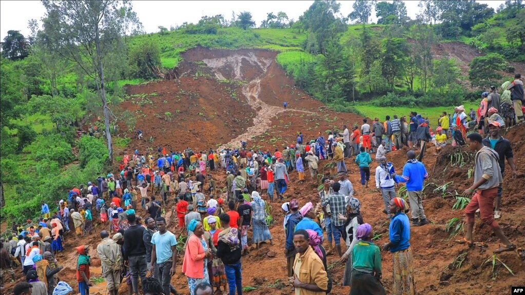 Watu wakiwa katika eneo la wilaya ya Geze-Gofa lililoko kusini mwa Ethiopia liliyokumbwa na maporomoko Julai 22, 2024. Picha na AFP 