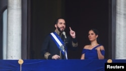 El presidente de El Salvador, Nayib Bukele, habla junto a su esposa, Gabriela de Bukele, en el balcón del Palacio Nacional, luego de recibir la banda presidencial, durante su ceremonia de juramentación para un segundo mandato, en San Salvador, El Salvador, el 1 de junio de 2024. 