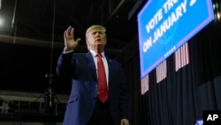 Kandidat za republikansku predsjedničku nominaciju Donald Tramp na mitingu u Nju Hempširu (Foto: AP/Matt Rourke)